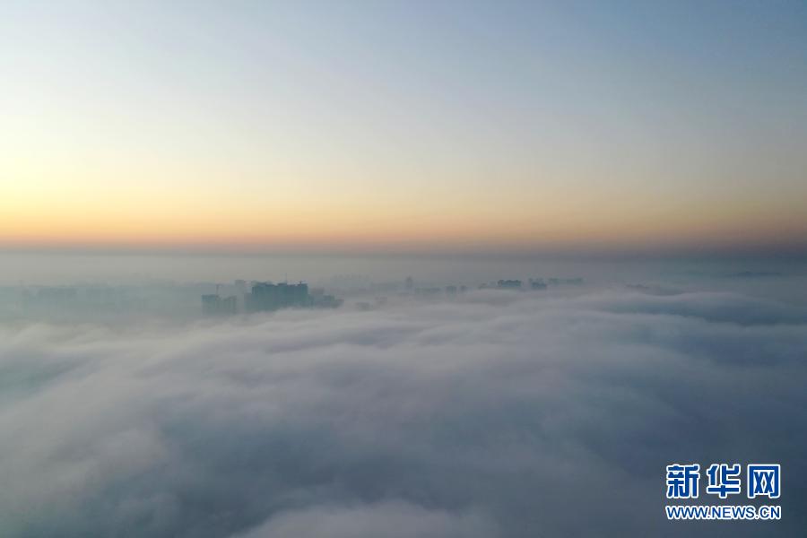 這是1月18日在貴陽市觀山湖區(qū)拍攝的霧景（無人機(jī)照片）。新華社記者 劉續(xù) 攝