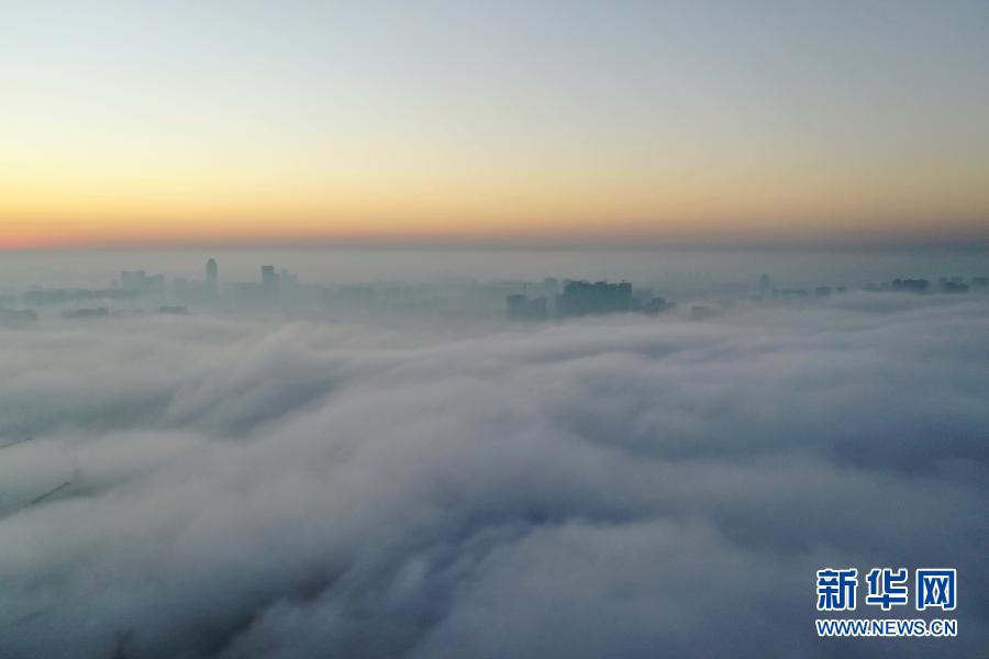 這是1月18日在貴陽市觀山湖區(qū)拍攝的霧景（無人機(jī)照片）。新華社記者 劉續(xù) 攝