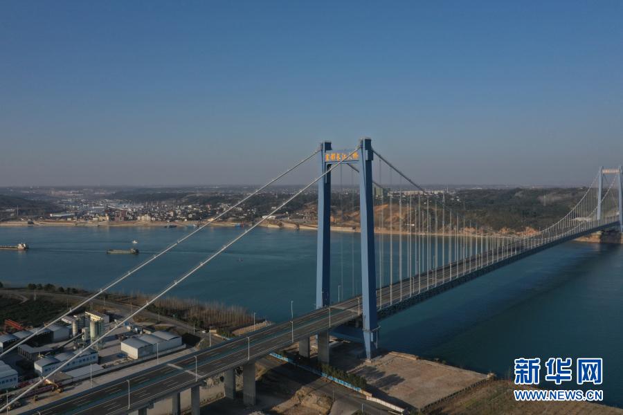 　　2月9日，湖北宜都長(zhǎng)江大橋正式通車。　　宜都長(zhǎng)江大橋是《國(guó)家公路網(wǎng)規(guī)劃（2013年-2030年）》中縱線G59呼和浩特-北海高速公路宜昌至張家界段的控制性工程。大橋主跨1000米，為雙塔鋼桁梁懸索橋，橋面全長(zhǎng)2761米，主橋、引橋、接線全長(zhǎng)15.679公里，于2016年開(kāi)工建設(shè)，總投資33.85億元。　　新華社發(fā)