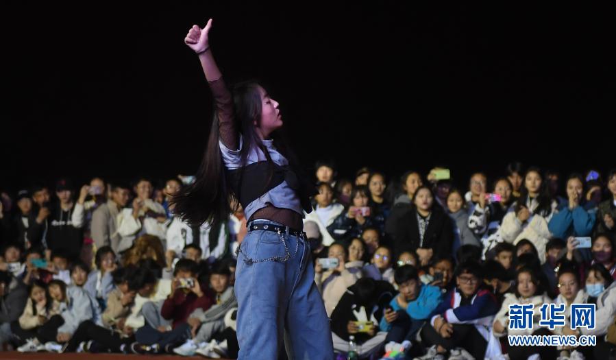 武漢西藏中學學生在操場上表演節(jié)目（2月12日攝）。新華社記者 程敏 攝