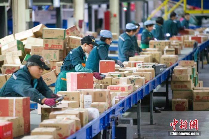 資料圖：物流工作人員正在分揀快遞。<a target='_blank' >中新社</a>記者 張?jiān)?攝