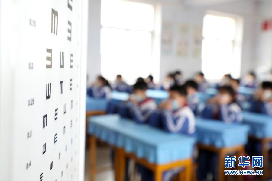 3月19日，邢臺市隆堯縣第三實驗小學的學生在觀察眼球構(gòu)造模型。河北省邢臺市隆堯縣日前開展近視防控宣傳教育月活動，將近視防控知識融入課堂教學、校園文化和中小學生日常行為規(guī)范；同時，堅持眼保健操制度，課間讓學生走出教室活動、遠眺，增強他們主動保護視力的意識和能力。新華社記者 駱學峰 攝