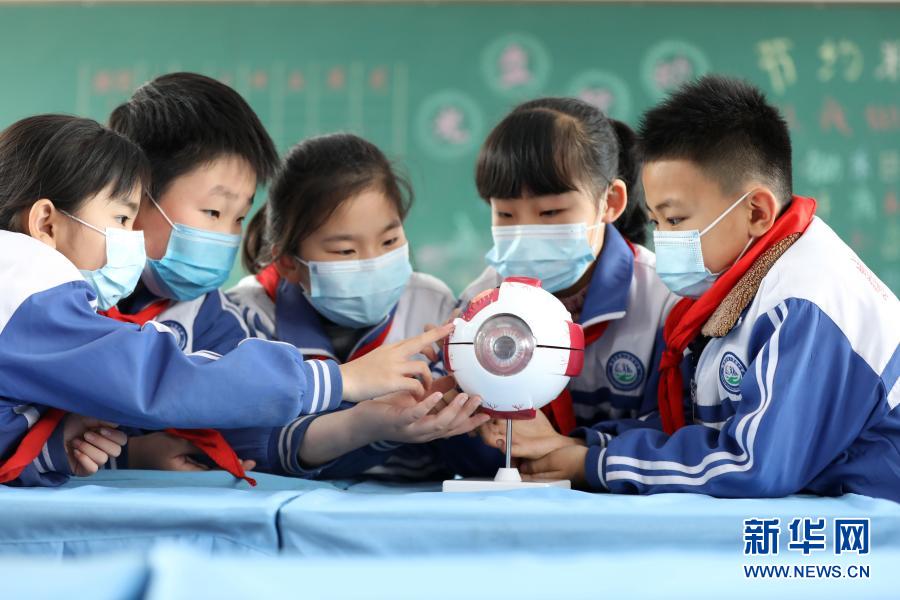3月19日，邢臺市隆堯縣第三實驗小學的學生在做眼保健操。河北省邢臺市隆堯縣日前開展近視防控宣傳教育月活動，將近視防控知識融入課堂教學、校園文化和中小學生日常行為規(guī)范；同時，堅持眼保健操制度，課間讓學生走出教室活動、遠眺，增強他們主動保護視力的意識和能力。新華社記者 駱學峰 攝