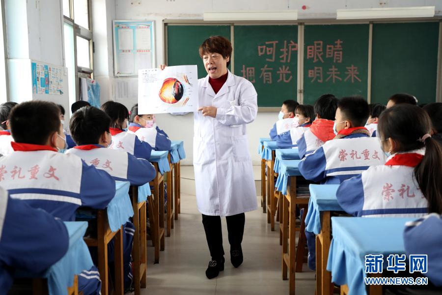 3月19日，醫(yī)務人員向邢臺市隆堯縣第三實驗小學的學生講解眼球構(gòu)造，普及護眼知識。河北省邢臺市隆堯縣日前開展近視防控宣傳教育月活動，將近視防控知識融入課堂教學、校園文化和中小學生日常行為規(guī)范；同時，堅持眼保健操制度，課間讓學生走出教室活動、遠眺，增強他們主動保護視力的意識和能力。新華社記者 駱學峰 攝
