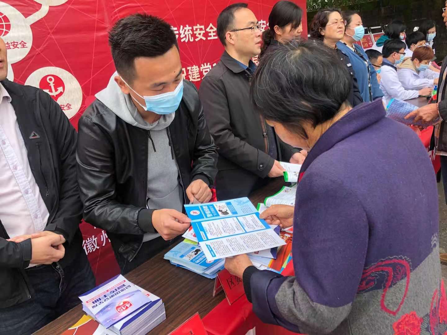 5.徽州區(qū)政法委、國安辦、潛口鎮(zhèn)等聯(lián)合走進潛口民宅景區(qū)，聯(lián)合開展反邪教、國家安全知識進景區(qū)活動
