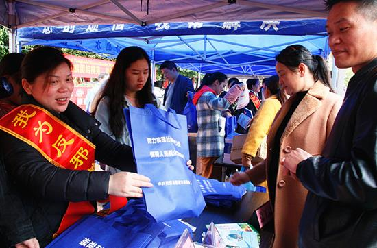 廣西桂林市結(jié)合“4/?15”國(guó)家安全教育日開(kāi)展反邪宣傳活動(dòng)876